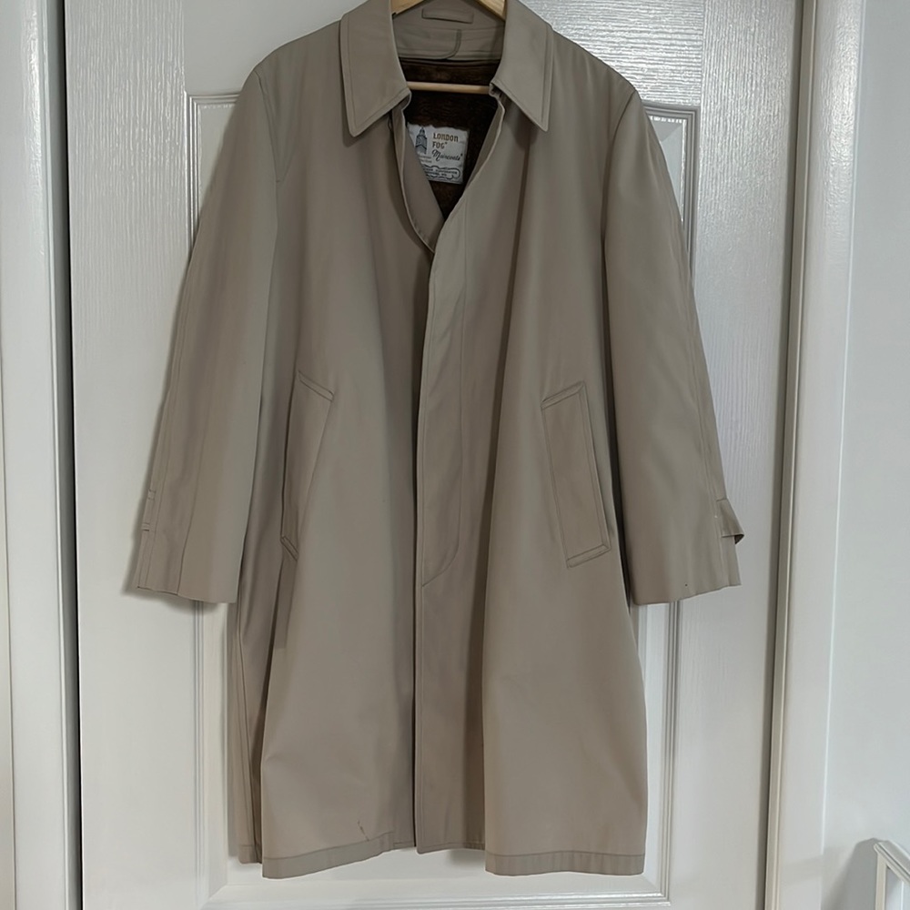 London Fog Men’s rain coat•Size 40 Short•Zip out Liner•Khaki color